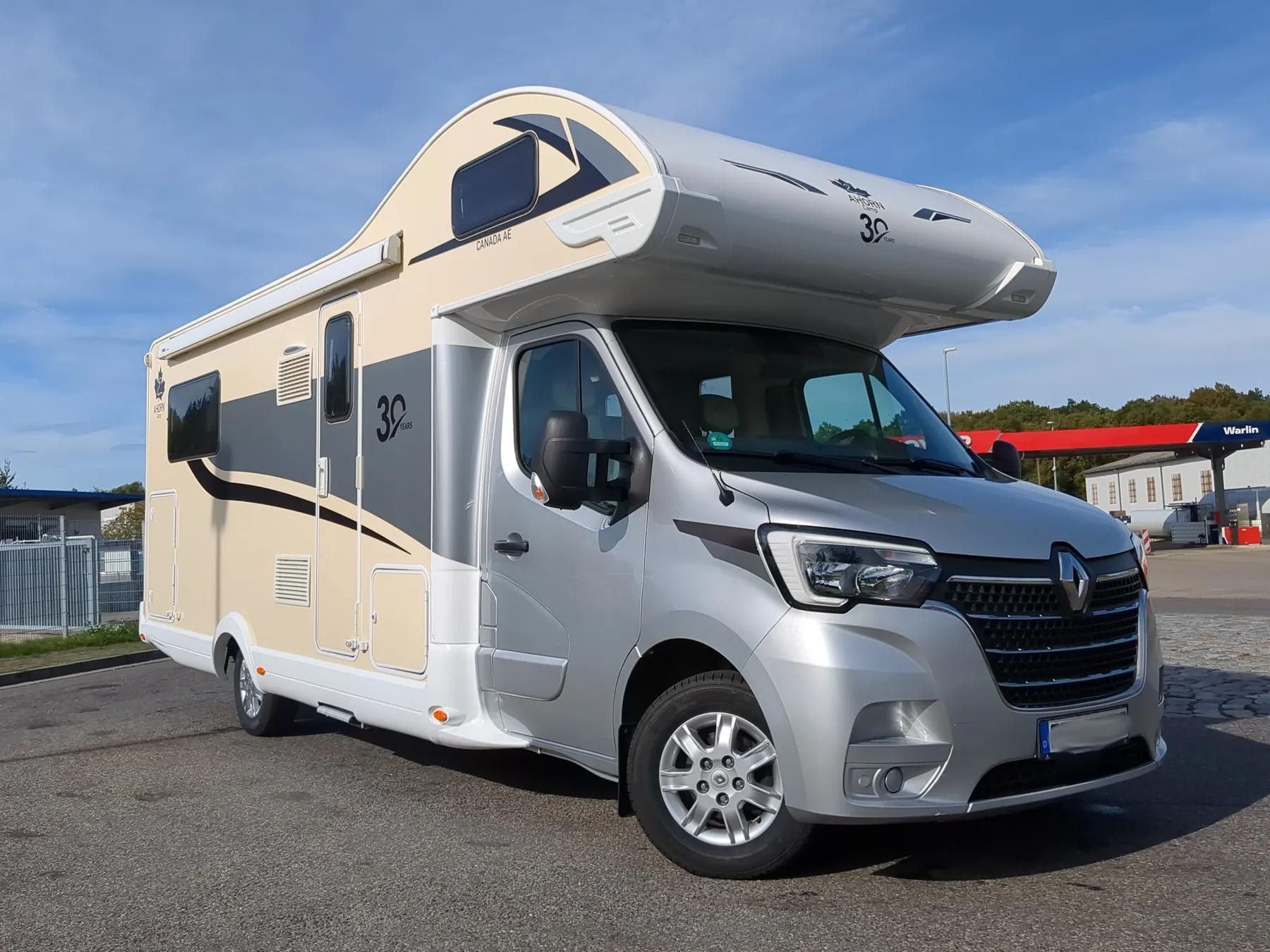 Ahorn Camp Canada AE, Frontansicht mit Alkoven, Renault Master in Star Grey